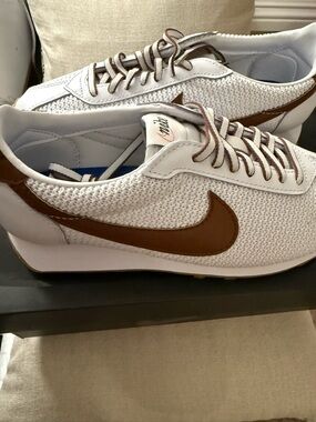 Nike White & Brown Knit Swoosh Sneakers